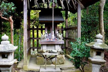 <p>Small Shinto fox shrine demonstrates the inclusive nature of Japanese Buddhism</p>