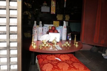 <p>New Year offerings of sake and apples to the temple</p>