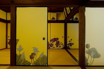 <p>Paper&nbsp;sliding doors and picture frames in the&nbsp;Kacho-den Room</p>