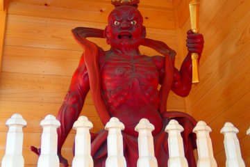<p>Patung Kongo Rikishi di gerbang utama</p>

