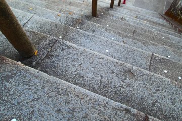 <p>Koin ditinggalkan di setiap langkah sampai ke Aula Utama untuk menghindari kemalangan</p>
