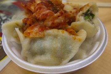 Gyoza Jepang ditutupi oleh kimchi. Salah satu sarapan terbaik di sini.