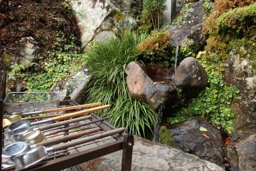 <p>Air yang mengalir keluar dari batu dikatakan memiliki khasiat penyembuhan</p>
