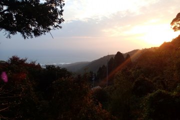 <p>Pemandangan laut di bawah</p>
