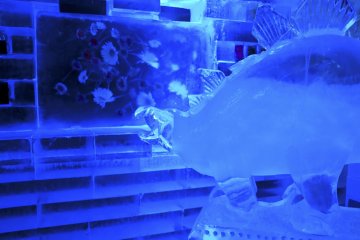 <p>All these ice sculptures and flowers&nbsp;help to create a unique atmosphere.</p>