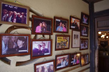 Dinding dengan gambar tokoh terkenal