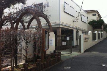 <p>The entrance to the building; tucked away in an unpretentious neighborhood near Minami-Shinjuku station</p>