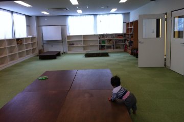 <p>Apart from a playcorner, the second floor also has a section of books.</p>