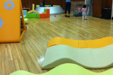 <p>There are toddler-specific&nbsp;building blocks and&nbsp;mats available, as well as another books' corner.</p>