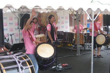 <p>Shopping village music stage.</p>