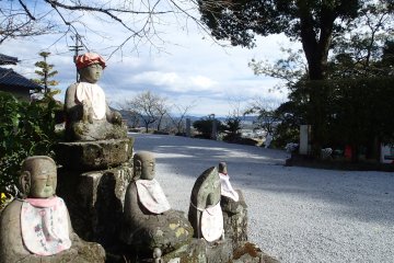 Des sculptures avec l'océan en fond