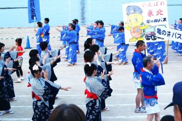 Turtle-bus dancers wish Tohoku well in their poster