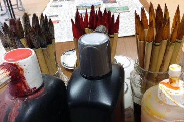 <p>Materials used to decorate your own kokeshi&nbsp;doll.&nbsp;</p>
