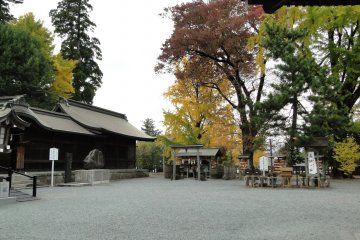 <p>Autumn color at the shrine</p>