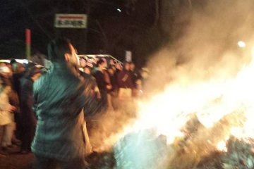 Saji-sajian dipersembahkan ke api unggun, yang digunakan untuk proses penyucian dan untuk menghangatkan para peserta. Anda dapat melihat orang-orang berkerumun mengelilinginya sejak awal festival hingga tengah malam.
