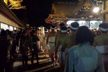Para peziarah tiba di Kuil Osaki Hachiman dan menantikan berkah dari sang pendeta