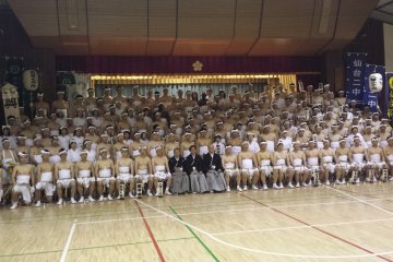 Foto bersama dewan pendidikan setempat. Sejak beberapa tahun silam, guru-guru asing pengajar Bahasa Inggris pun diperbolehkan mengikuti ziarah.