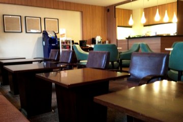 Newspapers and light snacks and drinks are available at the Sheraton Miyako Hotel Osaka club lounge.