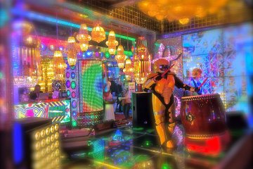 <p>Hiburan dari para penabuh taiko saat berada di antrian untuk membayar tagihan Robot Restaurant</p>
