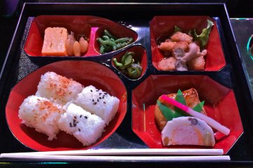 <p>Makan malam disajikan di dalam kotak bento. Menu yang tersaji ini adalah menu salmon. Rasanya memang kurang mengenyangkan, namun sangat ideal untuk hidangan pembuka bagi perut orang Amerika.</p>
