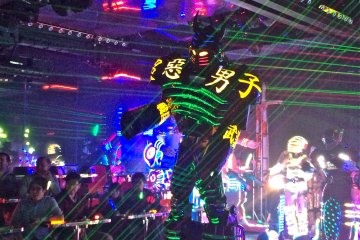 <p>Robot tertinggi yang tampil malam itu.&nbsp;</p>
