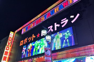 <p>Bagian atas gedung di pintu masuk Robot Restaurants</p>
