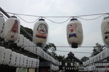 <p>Some odd lanterns at the exit to the statue&nbsp;grounds.</p>