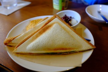 <p>Wonderful ham and cheese toast sandwiches</p>