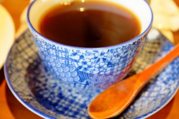 <p>The coffee is prepared freshly by the cup.</p>