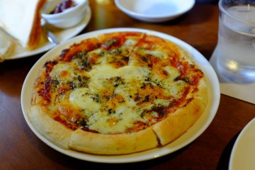 <p>Lunch sets&nbsp;include&nbsp;a tasty&nbsp;pizza.</p>