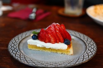<p>Berry tart</p>