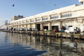 Pasar dari luar. Benar-benar sebuah kota pelabuhan kecil yang cantik!