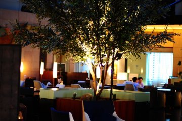 <p>The atrium lounge is comfortable and serves a buffet breakfast.</p>
