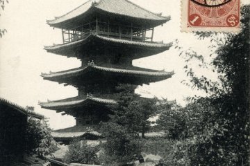 <p>Picture postcard from 1910&nbsp;of pagoda in the Yasaka&nbsp;area&nbsp;(http://en.wikipedia.org/wiki/File:Yasaka1910.jpg)</p>