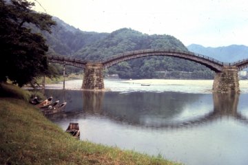 <p>Kintai Bridge was built at the most beautiful river bend, with beautiful scenery all around; mountains, streams and trees large and small.</p>