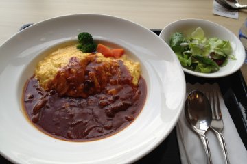 <p>เมนูข้าวไข่ออมเล็ตฟุวาโตะโระ (ふわとろオムライス) เมนูยอดนิยมของร้านอาหาร</p>