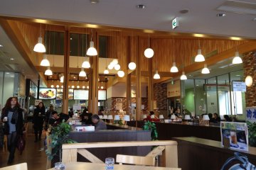 <p>บรรยากาศภายในร้าน</p>