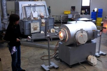 Glass blowing in the glassware workshop