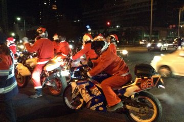 A roaming gang of Santa-sans bring Christmas cheer to the streets.