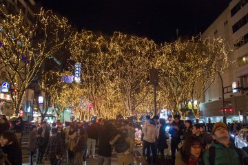 The event is incredibly popular with couples. Many couples consider Christmas Eve night the most romantic time of the year. The illumination certainly helps sets the scene. &nbsp;