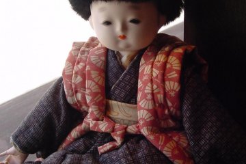 Go out and walk around the neighborhood. There are four or five little antiques shops full to the brim of charming knick-knacks and souvenirs, authentic ukiyo-e paintings, and so on.