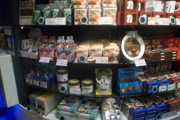 <p>สินค้าที่ระลึกที่วางจำหน่ายในร้าน</p>