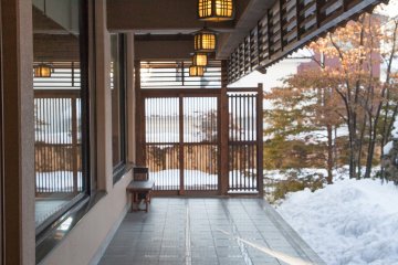 <p>The front porch of the hotel.</p>