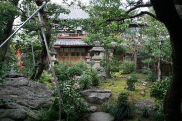 The central garden of Narita French Restaurant