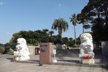 <p>Lions guard the entrance</p>
