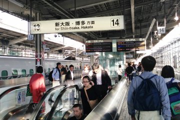 <p>A Kyoto, le quai attribu&eacute; aux trains en provenance de Nagoya est juste &agrave; c&ocirc;t&eacute; du m&eacute;tro</p>