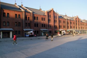 <p>Vendors in the event space between the buildings</p>