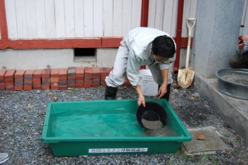 <p>Denser materials settle on the base of the bowl.</p>