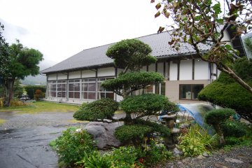 <p>Outside view of the farmhouse.</p>