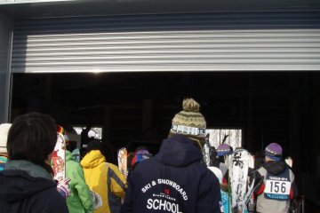 The fast moving line to the gondola